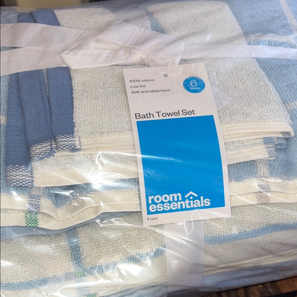 Room Essentials Soft Blue and Cream Bath Towels
